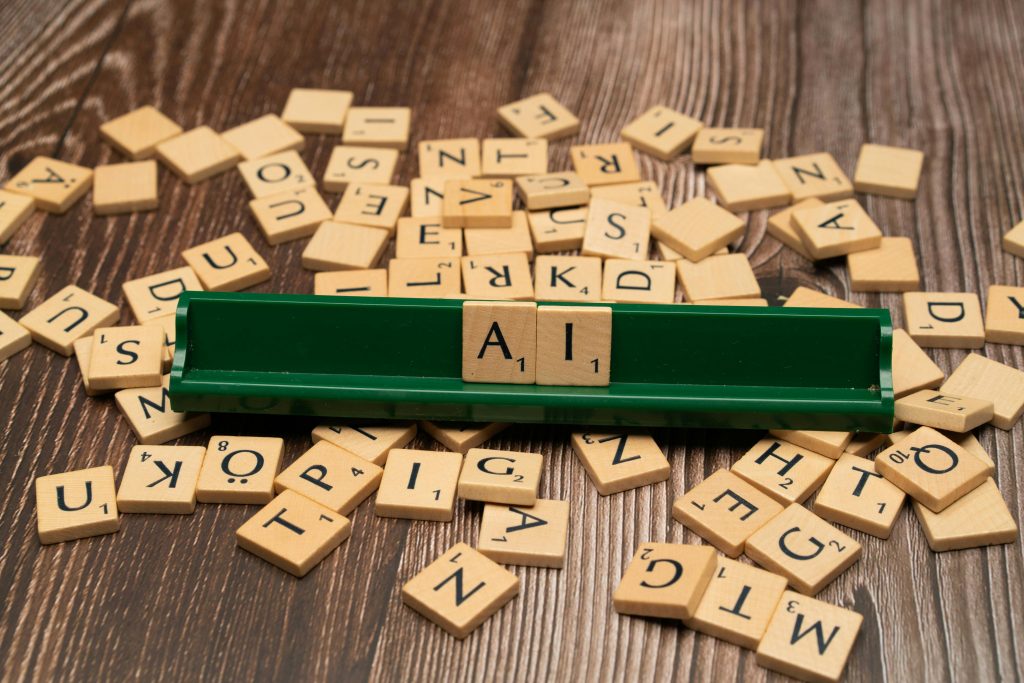 Lettre de Scrabble formant 'AI', représentant l'intelligence artificielle avec une approche ludique et simple.