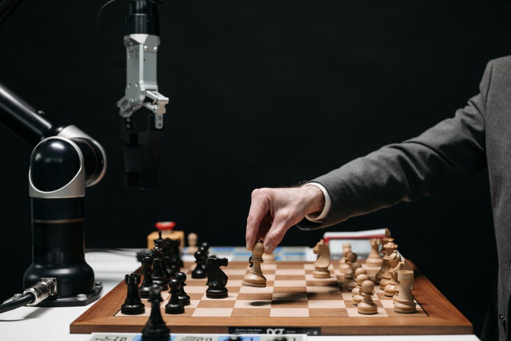 Robot jouant aux échecs, illustrant l'application de l’intelligence artificielle pour résoudre des problèmes complexes.