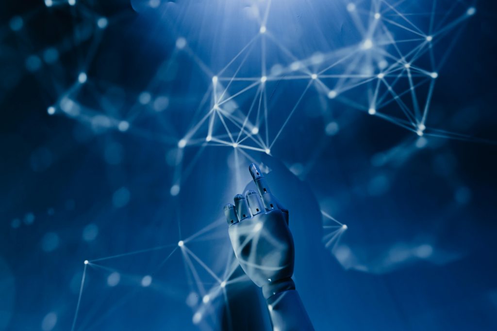 Main robotique pointant des connexions en réseau, symbolisant l’utilisation de l’intelligence artificielle pour améliorer l'efficacité quotidienne.